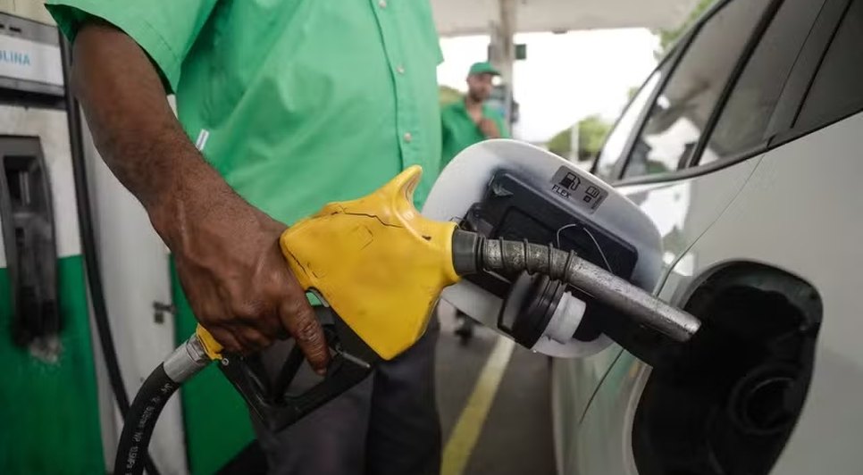 Governo propõe medida para evitar aumento drástico no preço de combustíveis