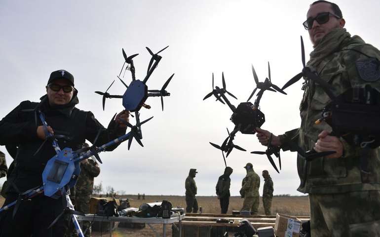 Rússia usa drones de engodo que esgotam defesa antiaérea da Ucrânia, diz revista
