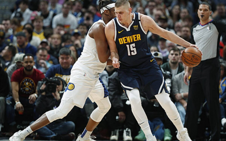 Jokic brilha, mas Nuggets não aguentam astros do Warriors e perdem a terceira