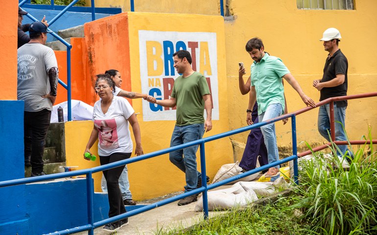 Vice-prefeito e titular da Seminfra vistoria obra de contenção e melhorias na Grota do Aterro