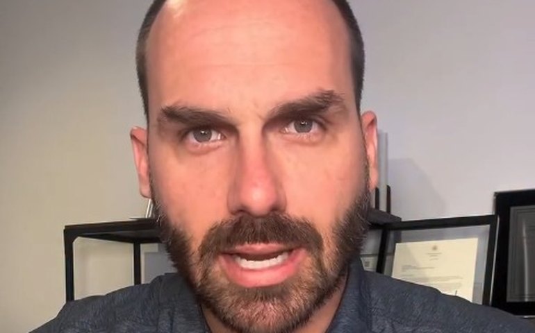 Eduardo Bolsonaro rebate críticas de Mauro Mendes e afirma viver 'no exílio'