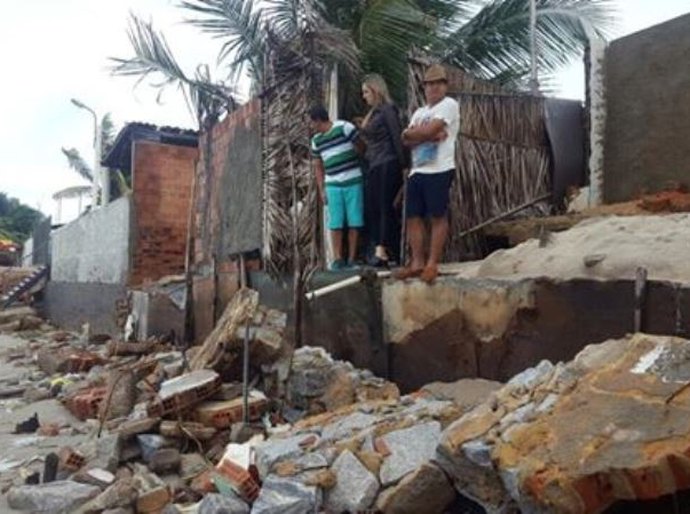 Casas desabaram e chuvas ainda preocupam em Barra de Santo Antônio