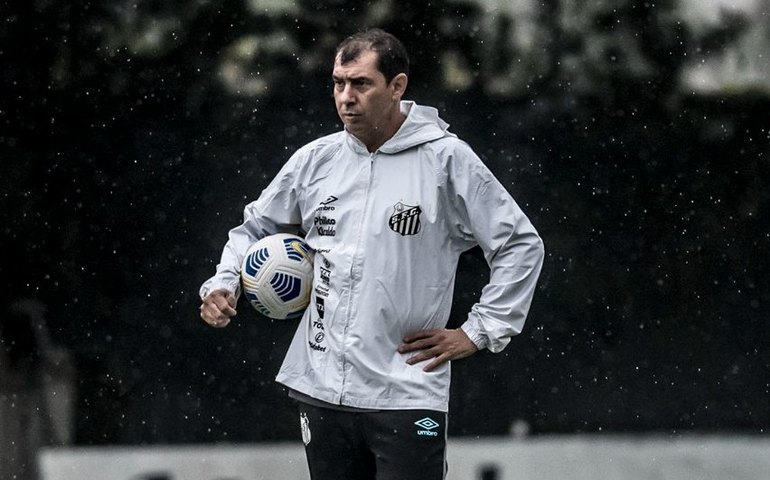 Clube japonês cobra Santos publicamente por pagamento da multa de Fábio Carille