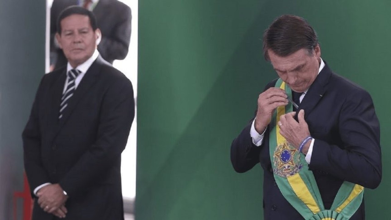 Aliados tentam convencer Bolsonaro a passar faixa a Lula
