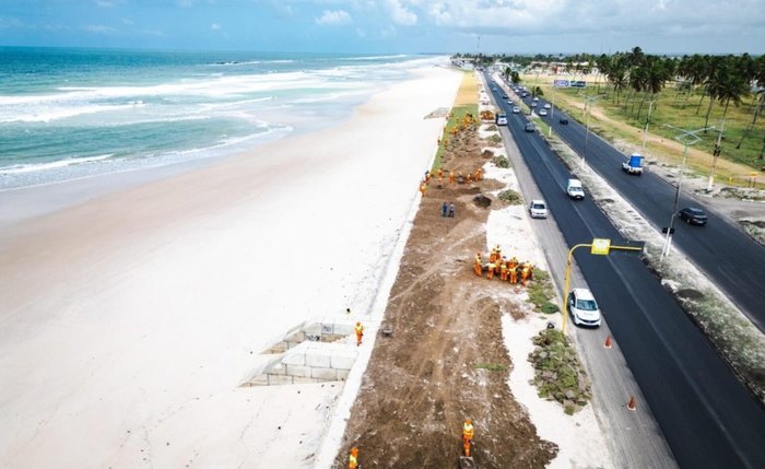 Substituição das restingas por grama na orla do Pontal da Barra é considerada agressão ambiental