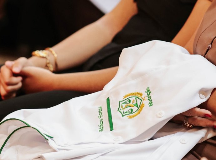 Cerimônia do jaleco de Nutrição reúne estudantes e famílias em noite de celebração e pertencimento no Cesmac