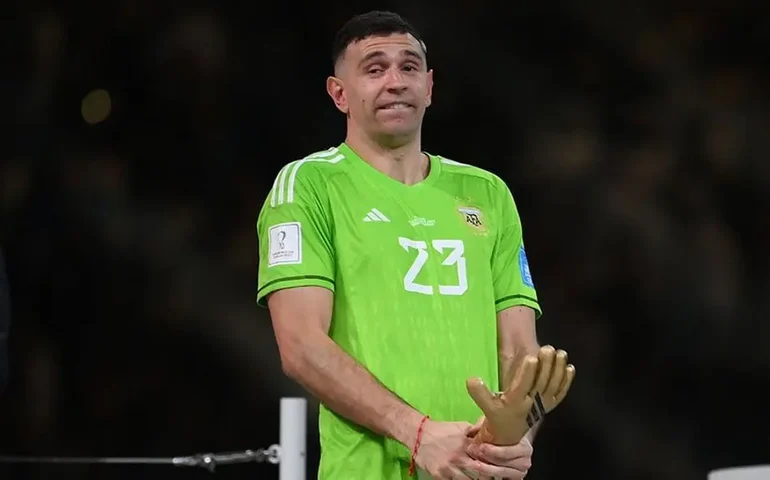 Dibu Martínez revela ter atuado na final da Europa League com dedo quebrado
