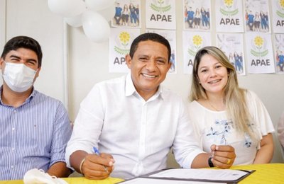 Júlio Cezar assina Ordem Bancária de mais de meio milhão para a Casa Azul/Apae de Palmeira