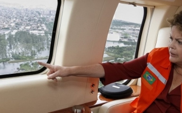 Chuvas deixam 46 mil desabrigados no ES; Dilma sobrevoa áreas atingidas