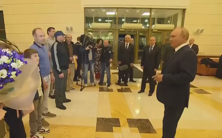 Internacional: Estados Unidos e Rússia fazem troca de prisioneiros