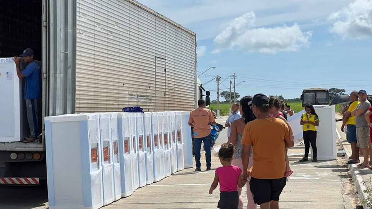 E+ Geladeira: Equatorial entrega 80 geladeiras aos moradores dos Beneditos Bentes