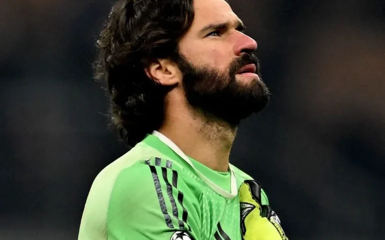 Alisson desfalca Liverpool na Champions por desconforto muscular e seleção fica em alerta