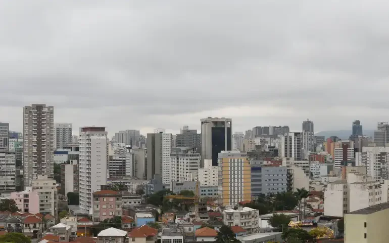 Defesa Civil de São Paulo emite alerta para temporal com rajadas de vento nas próximas horas