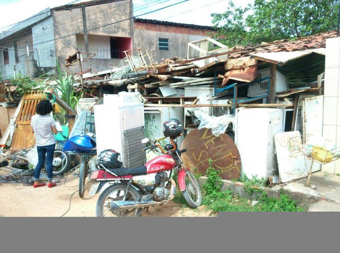 Slum realiza operação em casa de acumulador de lixo