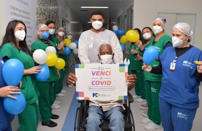 Paciente de 115 anos recebe alta após se recuperar de Covid-19 no Hospital Metropolitano