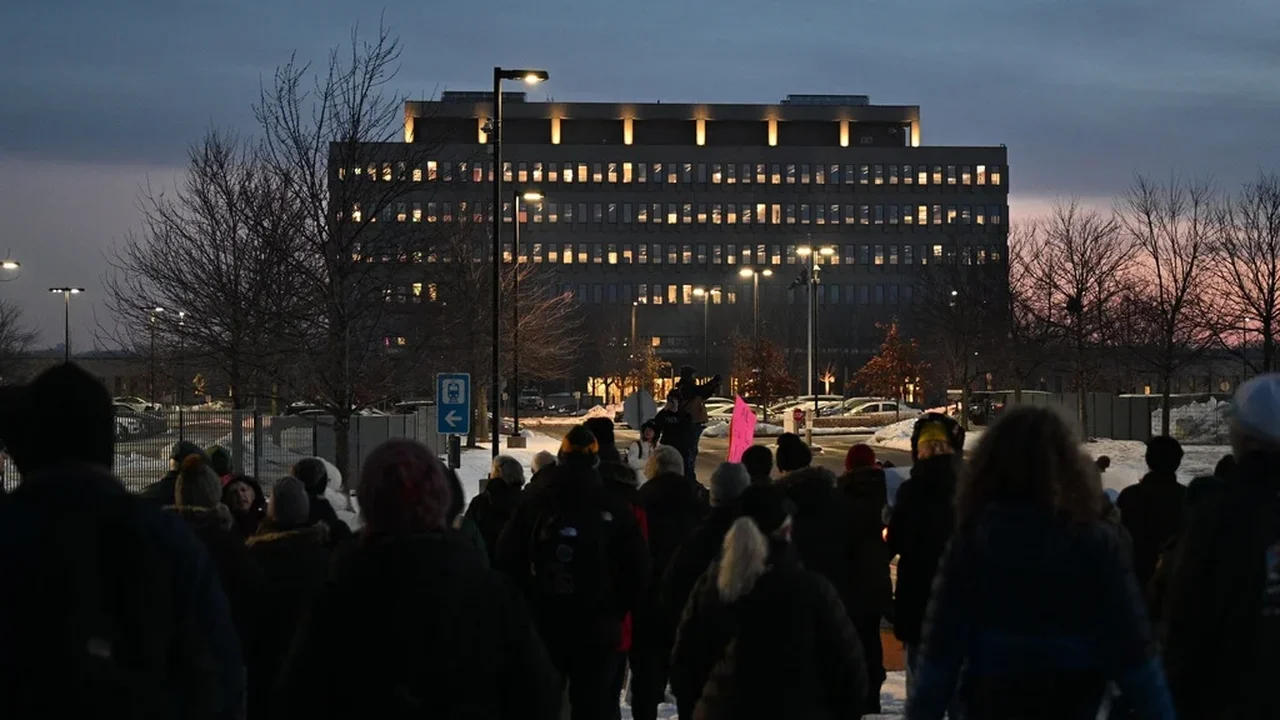 Novo vídeo mostra os minutos antes de oficial de imigração atirar fatalmente em mulher em Minneapolis