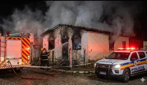 Terror em Penedo: homem agride esposa, incendeia a casa e foge com bebê de 1 ano; ele foi preso ao voltar ao local