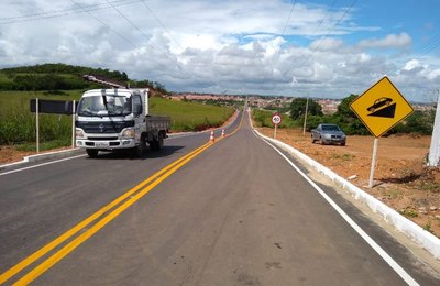 Teófilo inaugura asfalto ao Morro da Massaranduba e anuncia mais R$ 12 milhões em obras em Arapiraca