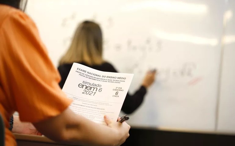 Projeto 'O mil é nosso' prepara estudantes para o Enem