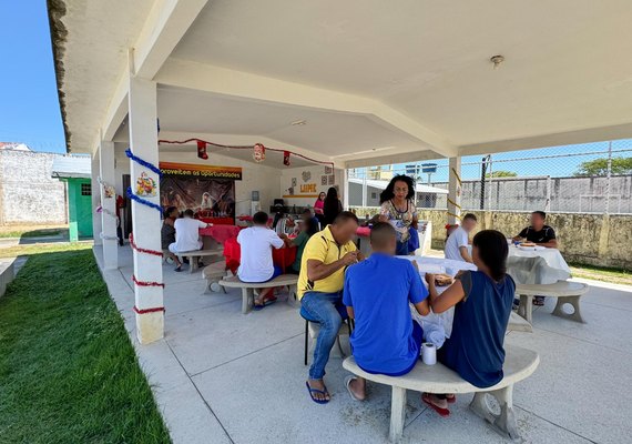 Adolescentes e jovens do Sistema Socioeducativo ganham almoço especial natalino