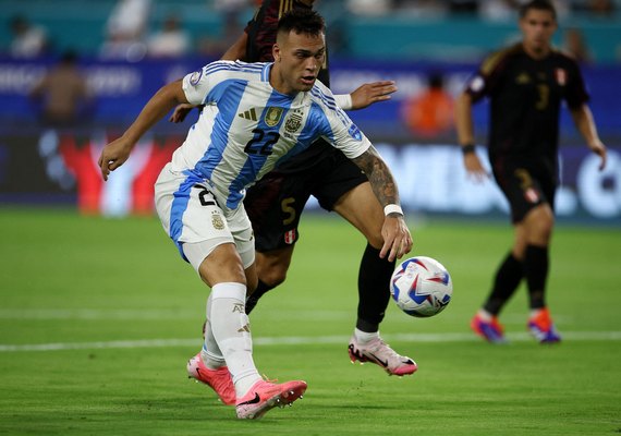 Sem Messi, Argentina confirma favoritismo e derrota o Peru com brilho de Lautaro Martínez