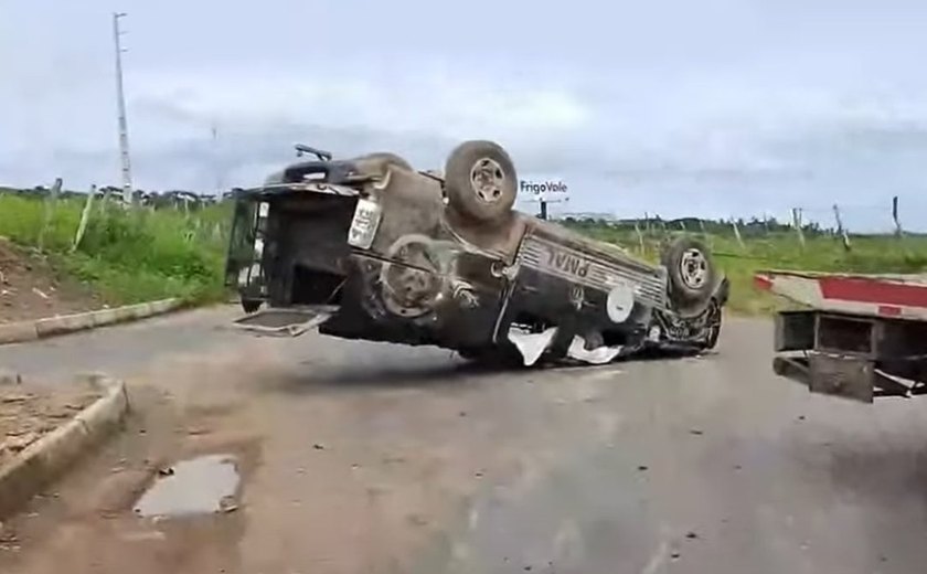 Viatura do Pelopes capota após colisão com carro na AL-115 em Arapiraca