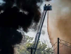 Explosões e incêndios destroem prédio industrial em Ohio, matando dois trabalhadores.