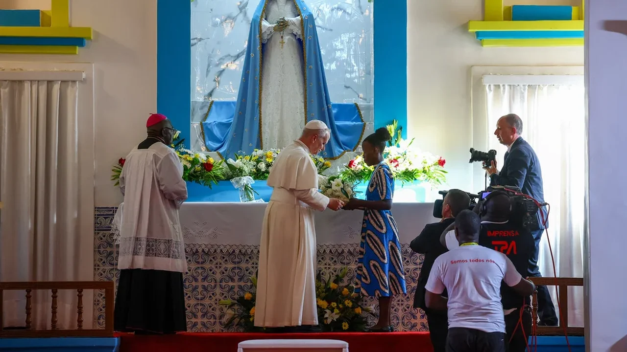 Papa reza em santuário católico em Angola, que foi um centro do comércio de escravos africanos