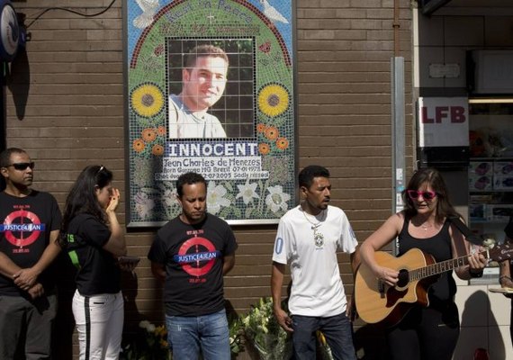 Parentes fazem homenagens na estação onde Jean Charles foi morto há dez anos