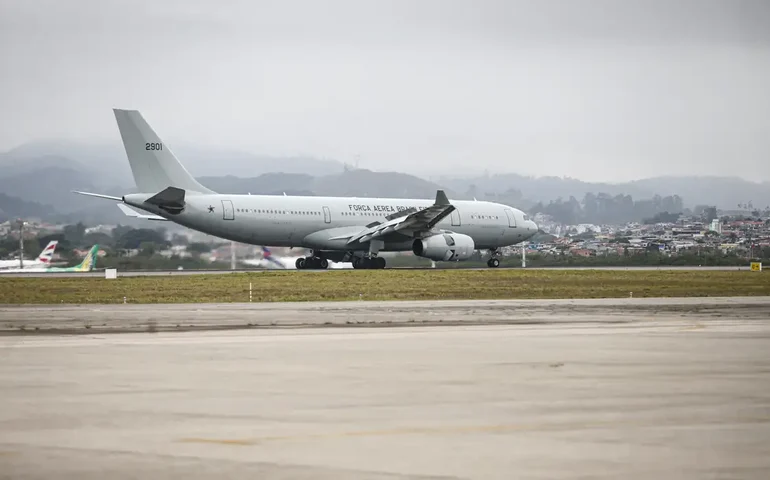 Avião com 221 brasileiros repatriados do Líbano chega em Guarulhos