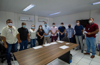 Prefeita discute construção do abatedouro de Santana em reunião com representantes da Adeal