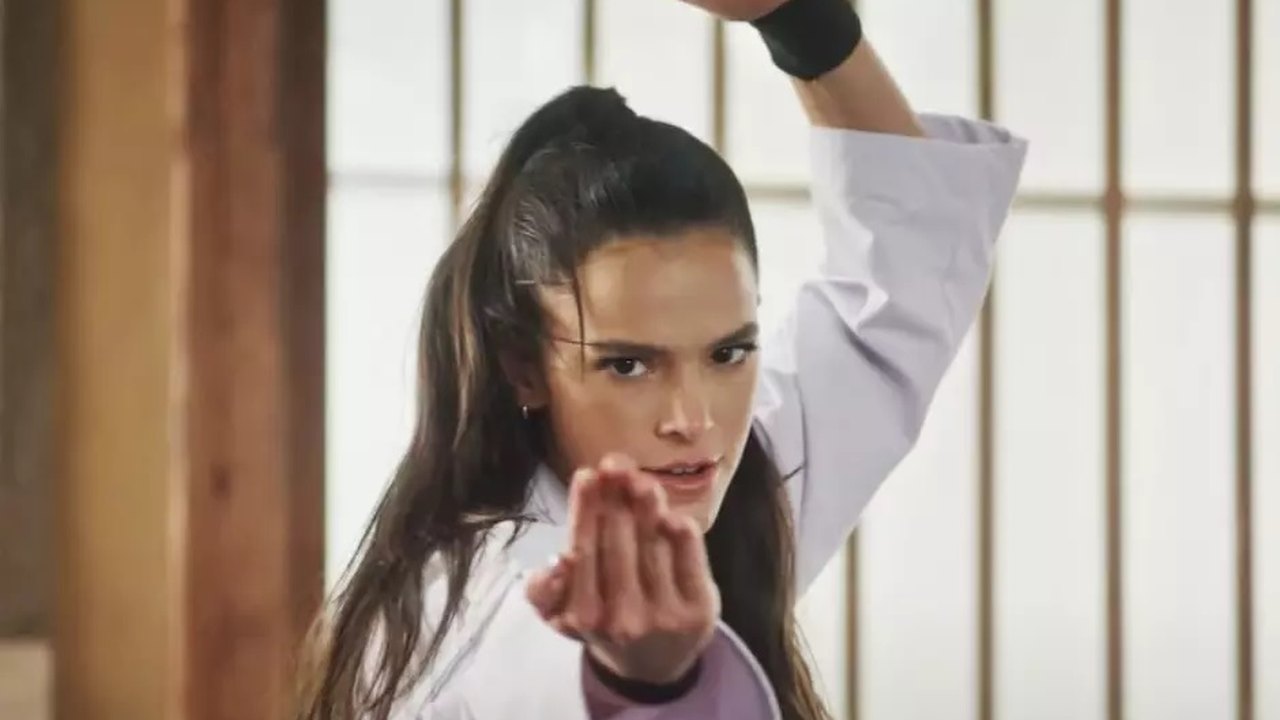 Bruna Marquezine protagoniza vídeo promocional de “Cobra Kai”