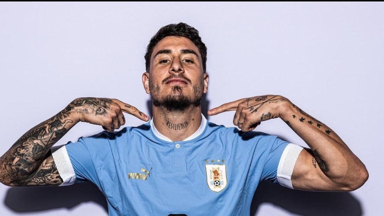 Giménez alcança hat-trick e Feyenoord aplica goleada histórica no Ajax em jogo de 'dois dias'