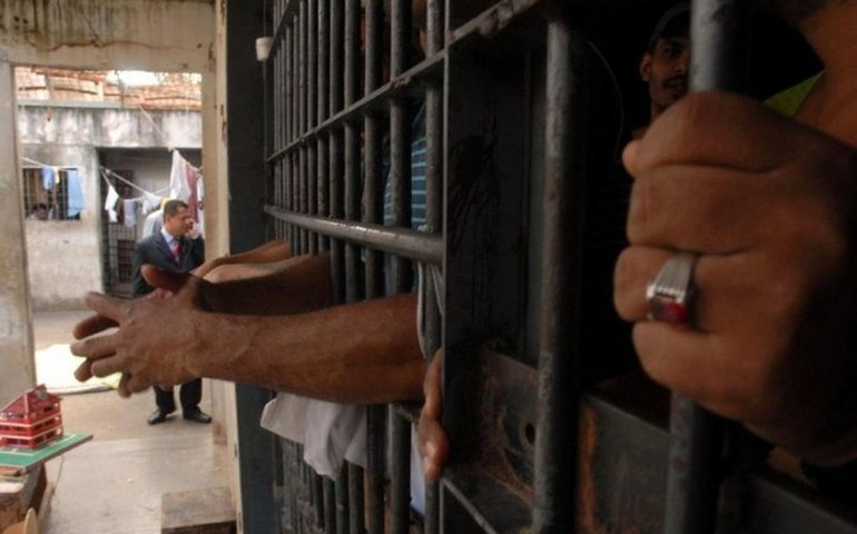 Luzes acessas 24 horas, paredes lisas, sem visita e 'impossível' de escapar: conheça a prisão de segurança máxima de Bukele