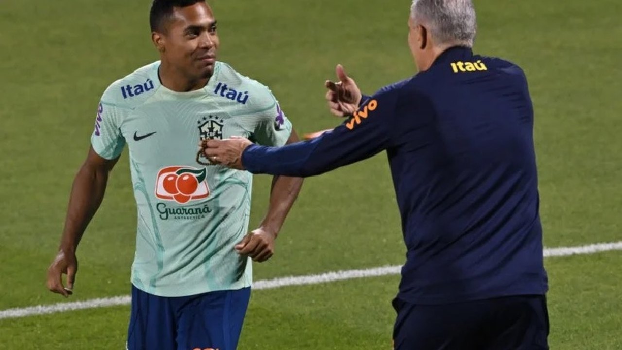 Treino da seleção brasileira tem Alex Sandro no gramado e Neymar de chinelo