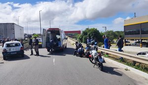 Duas pessoas ficam feridas após acidente envolvendo quatro veículos na Zona Sul de Aracaju