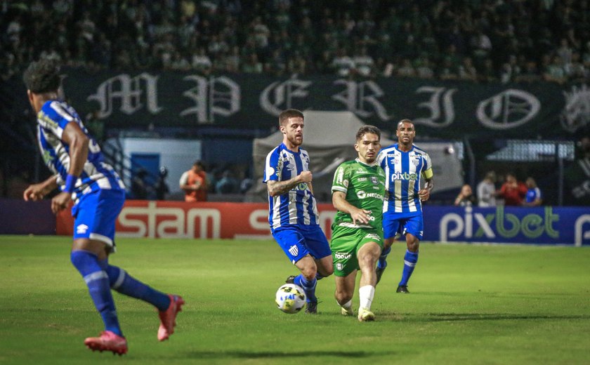 Avaí vence Coritiba em dia de homenagem para Betão e fica em 3º no Brasileirão