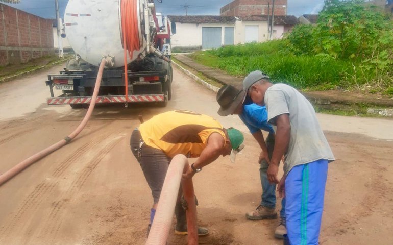 Prefeitura de Santana do Mundaú realiza limpeza de galerias no Residencial Jussara