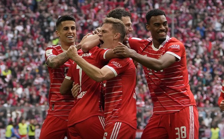 Bayern faz 6 a 0 no Schalke e mantém a liderança isolada no Campeonato Alemão