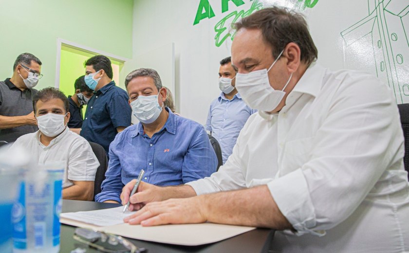 Luciano e Arthur Lira assinam ordens de serviços de R$ 44 milhões para obras em Arapiraca