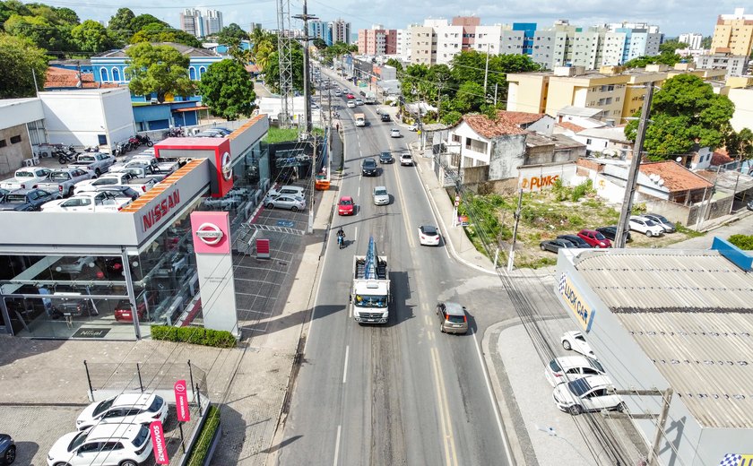 Trecho da Avenida Gustavo Paiva recebe obras de recapeamento