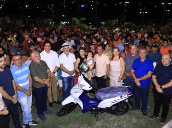 Charles Pacheco entrega motocicletas e prêmios em dinheiro no Bingo das Mães em São Sebastião