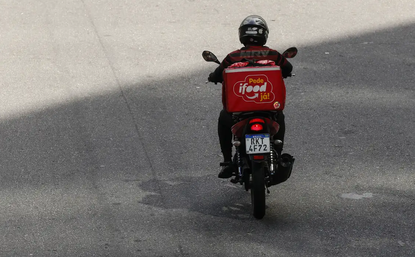 Policial penal que atirou em entregador no RJ é afastado e responde por tentativa de homicídio