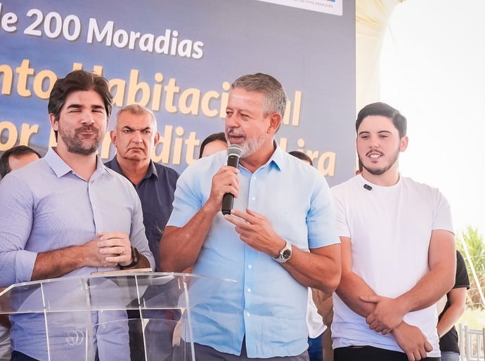 Com mais de 90% das moradias populares de Alagoas viabilizadas por seu trabalho, Arthur Lira celebra a entrega de mais 200 casas na Barra de São Miguel