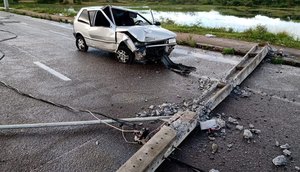 Veículo colide em um poste na Zona de Expansão
