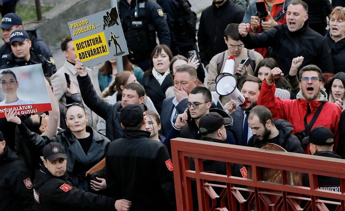 Polícia detém manifestantes que protestavam contra propaganda LGBT na capital da Moldávia