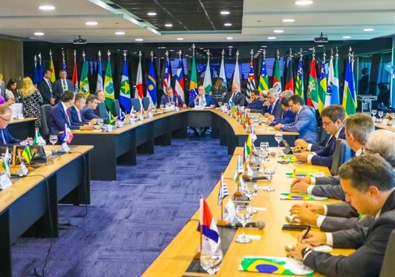 Pesquisas apontam que ao menos 12 governadores podem ganhar no 1° turno