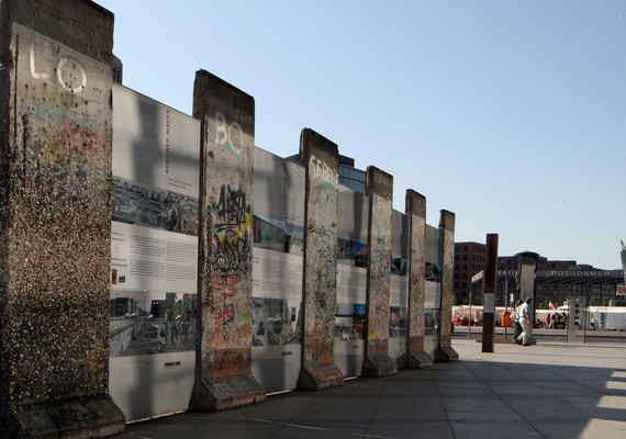 'Primeiro passo da fase final': queda do Muro de Berlim completa 35 anos