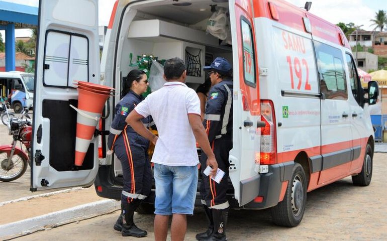 Socorristas do Samu fazem parto dentro de ambulância em plena avenida de Maceió