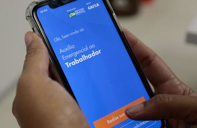 Auxílio emergencial começa a ser creditado na conta de beneficiários